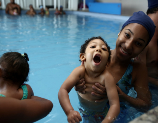 Brazilian mother teaches son to swim